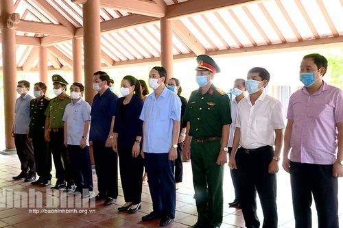 Đoàn đại biểu của tỉnh dâng hương tại Nghĩa trang liệt sỹ quốc gia Trường Sơn, Nghĩa trang quốc gia Đường 9 và Thành cổ Quảng Trị