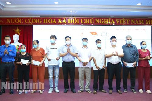Hội Doanh nhân trẻ tặng quà cho thương bệnh binh và gia đình chính sách