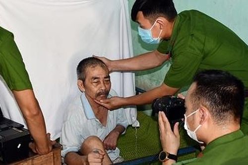 Đến tận trại dưỡng lão làm căn cước công dân và tặng quà các cụ già