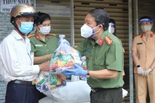 Công an TP.Thủ Đức tặng nhu yếu phẩm cho khu vực phong tỏa