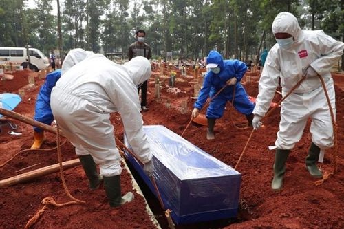 Bệnh viện quá tải, Indonesia đang rơi vào 'hố đen' COVID-19 giống Ấn Độ
