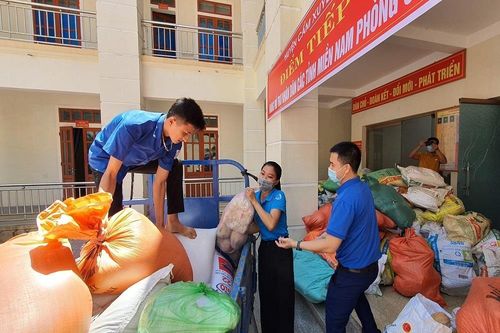 Người Hà Tĩnh 'gói yêu thương' gửi vào cứu trợ các tỉnh miền Nam