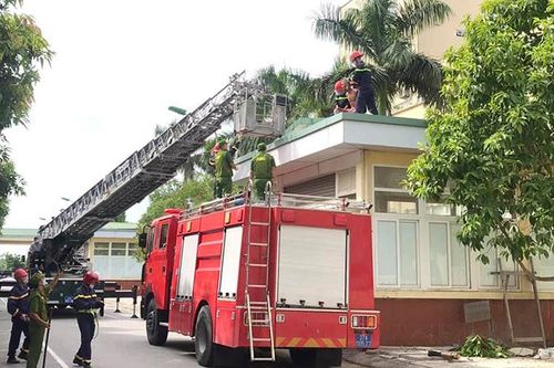 Giải cứu thành công người đàn ông nhảy lầu tự tử ở bệnh viện