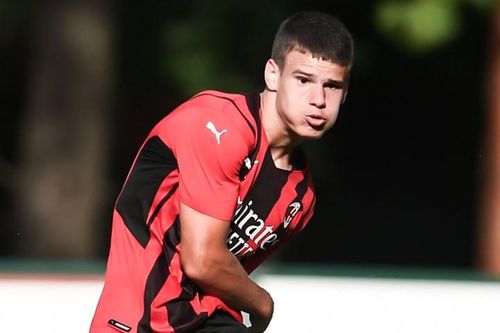 Tiền đạo 17 tuổi ghi 2 bàn trong 3 phút cho AC Milan
