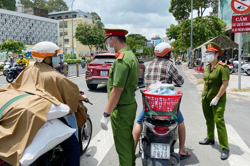 Từ quận 7 qua quận 3 mua đồ ăn, nam thanh niên bị phạt 2 triệu đồng