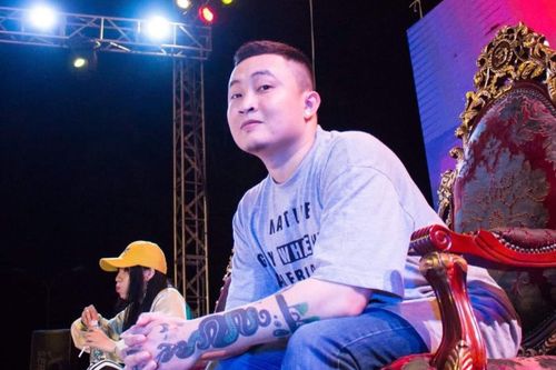 Mẹ khiếm thị, con trai nấu cơm tặng người khuyết tật để trả ơn