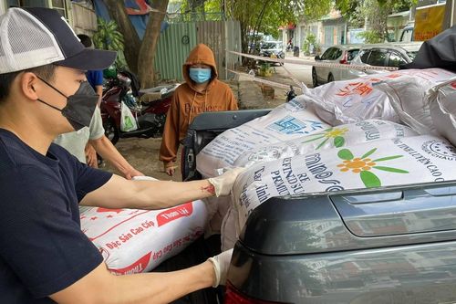 Thúy Diễm góp 20 tấn nông sản cho người dân TP.HCM