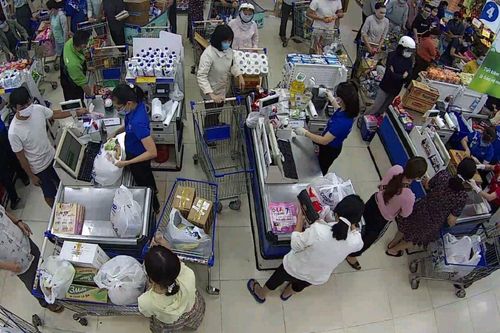 Người dân Buôn Ma Thuột đổ xô mua hàng tích trữ