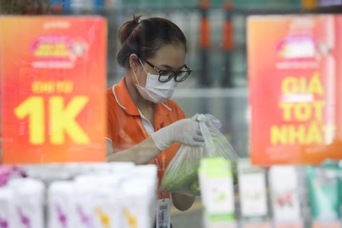 Rau đồng giá tại cửa hàng Con Cưng, Guardian ở TP.HCM