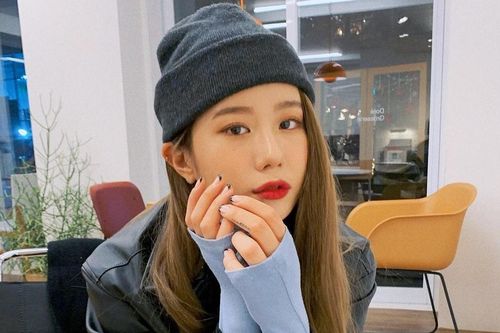 Nữ thần tượng Hàn Quốc đăng ảnh người yêu đồng giới