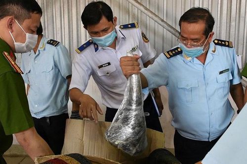 Bắt giữ số lượng lớn hàng nhập khẩu nghi sừng tê giác, xương động vật