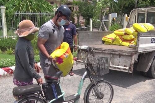 Doanh nghiệp ở Long An bán gạo bình ổn giá đến khi hết dịch