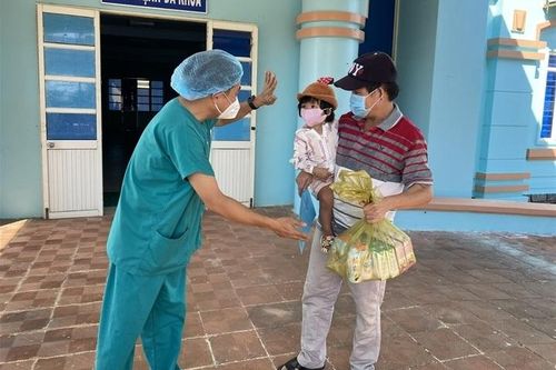 Bé gái 2 tuổi ở Quảng Ngãi chiến thắng Covid-19 sau 3 tuần điều trị
