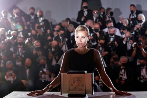 Phim 'Titane' của nữ đạo diễn Pháp đoạt Cành cọ vàng LHP Cannes 2021