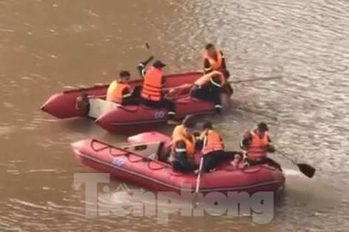 Kinh hoàng thanh niên 17 tuổi bất ngờ nhảy từ trên cầu Đông Kinh xuống sông