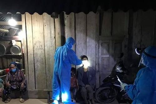 Soi đèn 'bắt' COVID-19 ở bản vùng cao Nghệ An