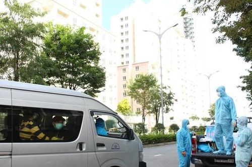 Các bệnh viện dã chiến gồng mình tiếp nhận F0