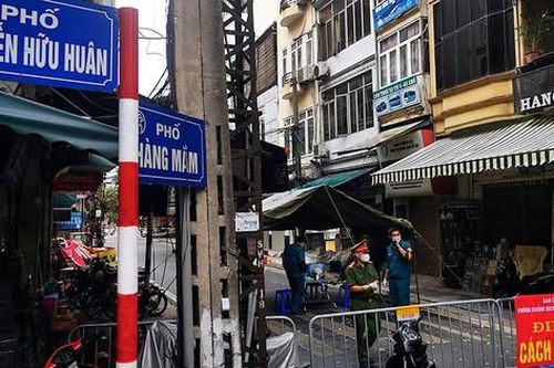 Phong tỏa đoạn phố cổ Hà Nội, dựng lều dã chiến để xét nghiệm người dân liên quan 2 ca F0