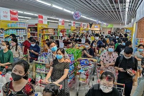Người dân Thủ đô đổ xô mua lương thực tích trữ sau lệnh tăng cường giãn cách