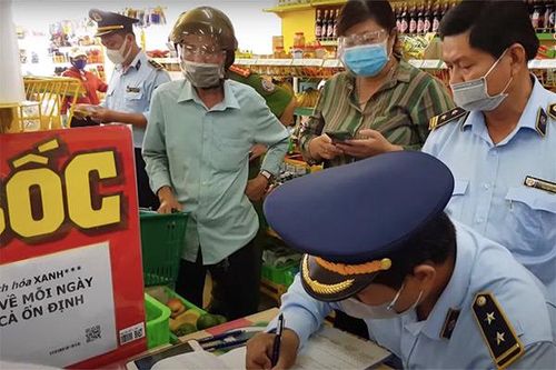Lập biên bản vi phạm hành chính cửa hàng Bách Hóa Xanh ở Sóc Trăng