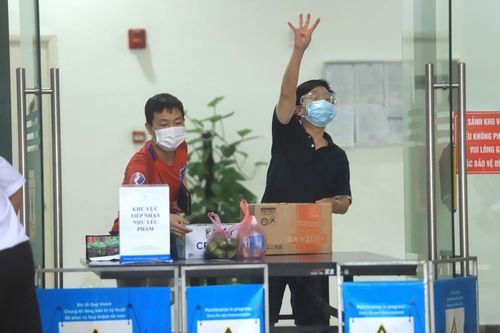 Phong tỏa chung cư hơn 900 người và nhiều cửa hàng trên đường Lĩnh Nam