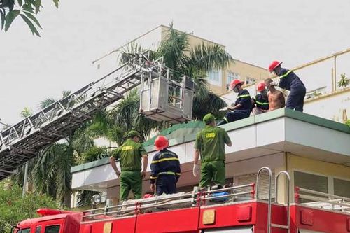 Giải cứu bệnh nhân định nhảy lầu tự tử ở viện tỉnh Nghệ An