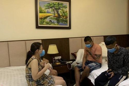 2 thiếu nữ tuổi teen thuê khách sạn sử dụng ma túy cùng bạn trai