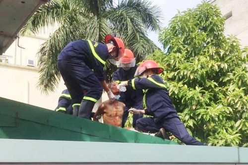 Nghẹt thở giải cứu người đàn ông định nhảy lầu bệnh viện tự vẫn