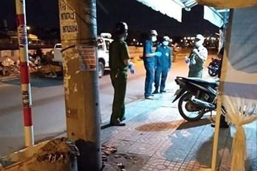 Nghi ngờ vợ quan hệ bất chính, người đàn ông cầm kéo đâm hai người tử vong