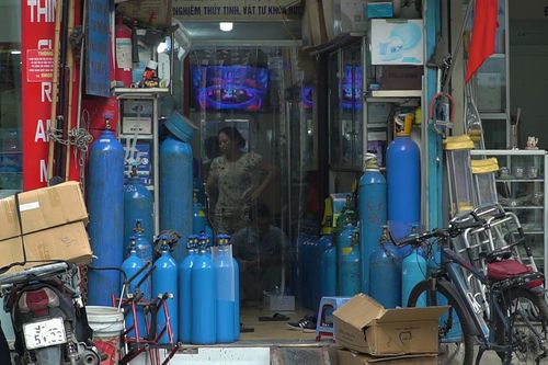 Người dân lùng mua các thiết bị y tế để đối phó với dịch bệnh COVID-19