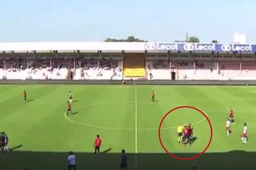 Cầu thủ của nhà đương kim vô địch Ligue 1 đánh nhau ngay trên sân