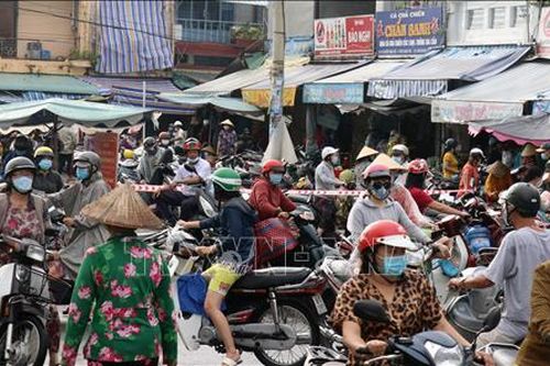 Nguời dân đổ xô đi mua hàng hóa, tăng nguy cơ lây lan dịch bệnh