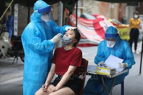 Lấy mẫu xét nghiệm cho người dân tại khu vực phong tỏa phố Hàng Mắm