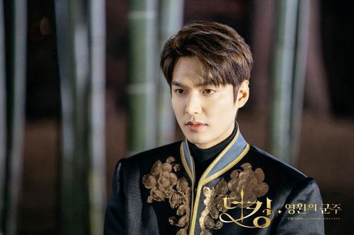 Top 10 diễn viên đẹp trai nhất Hàn Quốc năm 2021: Lee Min-ho xếp cuối, đứng đầu là ai?