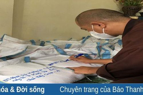 Tăng ni, phật tử Thanh Hóa quyên góp nhu yếu phẩm gửi đến thành phố mang tên Bác