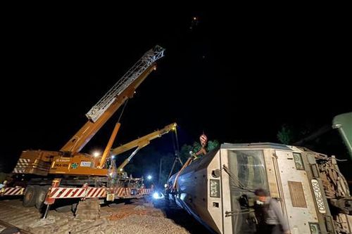 Thông tuyến đường sắt Bắc Nam sau hơn 10 giờ bị tắc nghẽn
