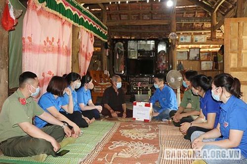 Trao quà cho gia đình người có công với cách mạng