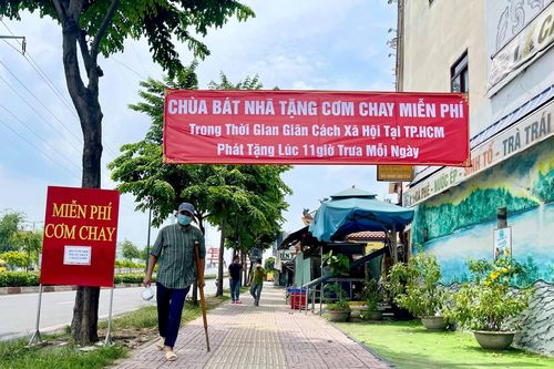 'Ống trượt cơm' của chùa Bát Nhã giúp người nghèo giữa mùa dịch bệnh