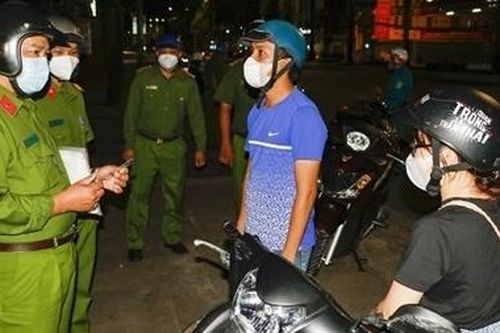 Xử phạt hàng loạt trường hợp vi phạm giãn cách xã hội