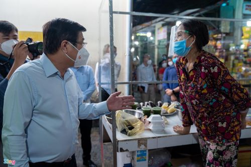 Chủ tịch TP.HCM mong tiểu thương chấp hành biện pháp phòng dịch dù bất tiện