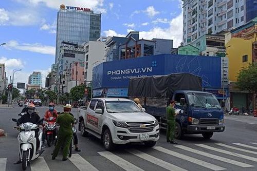 Chở bạn gái từ quận Quận 7 sang Quận 3 mua thực phẩm, thanh niên bị phạt 2 triệu đồng