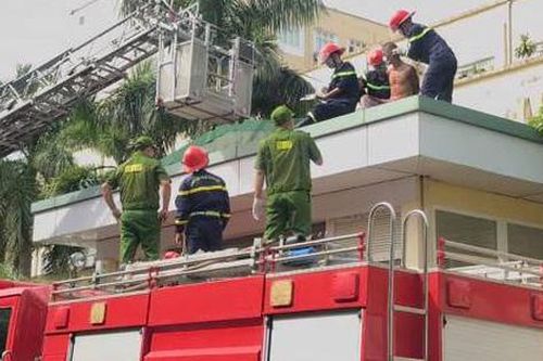 Nghệ An: Giải cứu người đàn ông định nhảy lầu tự tử tại bệnh viện