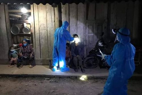 Xuyên đêm vượt núi vào bản lấy mẫu xét nghiệm cho dân