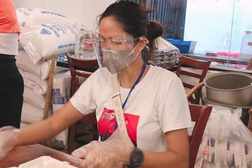 H'Hen Niê: 'Tôi và đoàn tự chuyển hàng tấn gạo cho bà con ở TP.HCM'