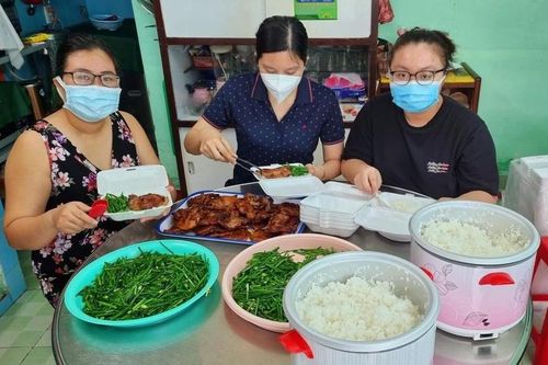 'Bếp nhà' nấu cơm tặng người nghèo khắp TP.HCM
