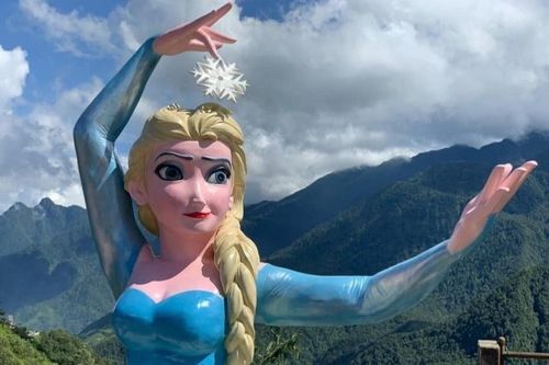 Dân mạng chỉ trích bức tượng Elsa mới xây ở Sa Pa