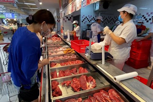 Thực phẩm, hàng hóa đầy ắp trong chợ và siêu thị ở Hà Nội