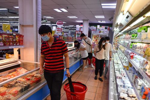 Giá rau ngoài chợ tăng, nhiều người dân Hà Nội đến siêu thị