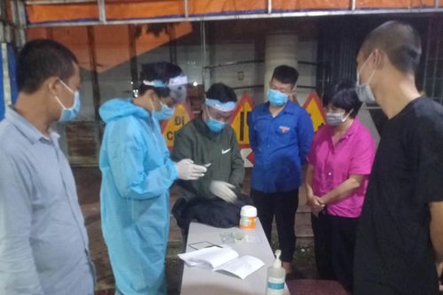 Để quên túi xách có 240 triệu đồng tại chốt kiểm dịch