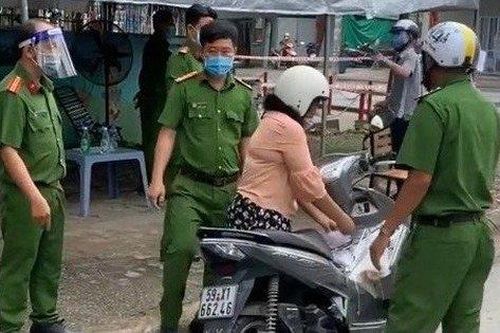 Xử phạt người ký giấy thông hành cho con gái